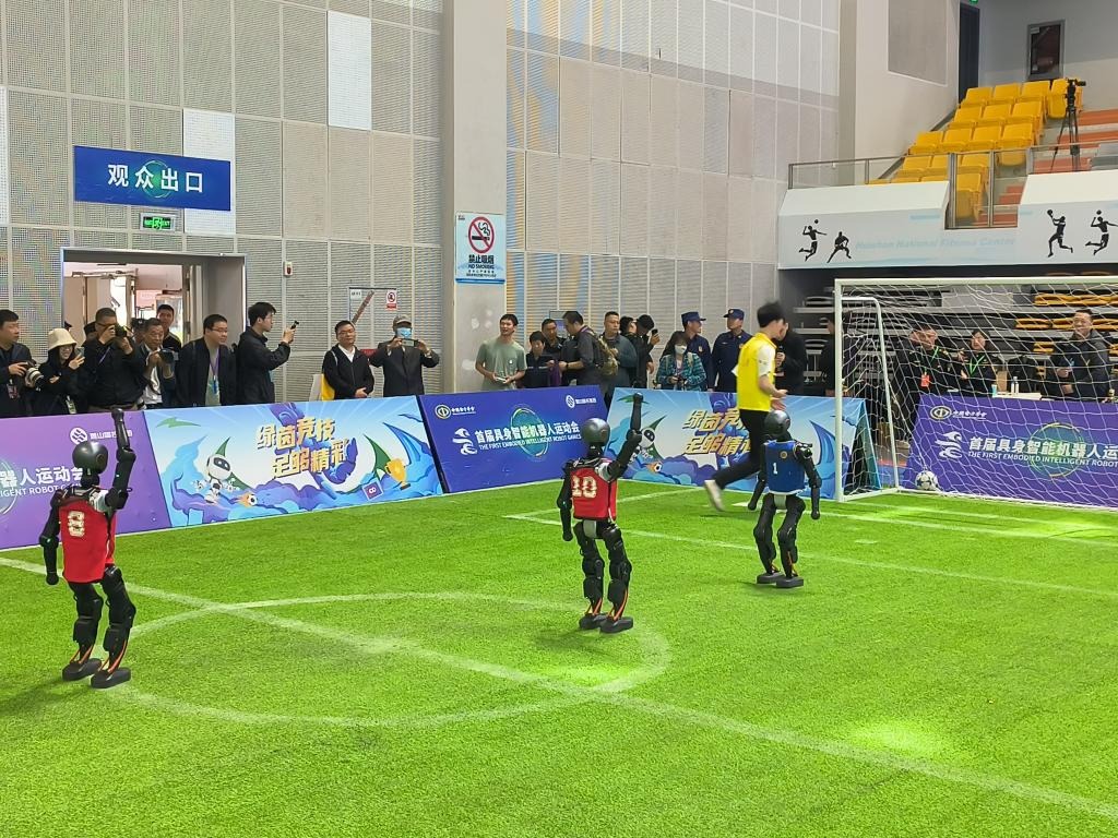 18投31分！詹姆斯回应爆发+盛赞多名队友 东契奇称老詹接管比赛